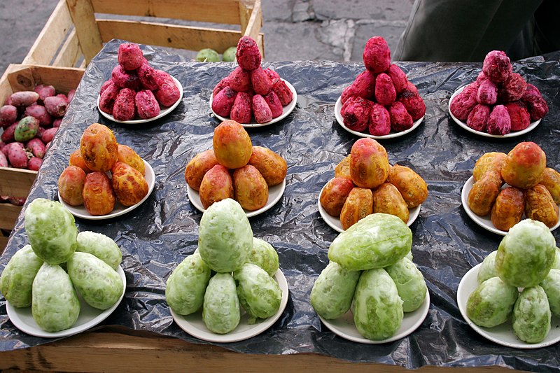میوه های پوست کنده شده اپونتیا که به فروش می رسد. در کشور مکزیک